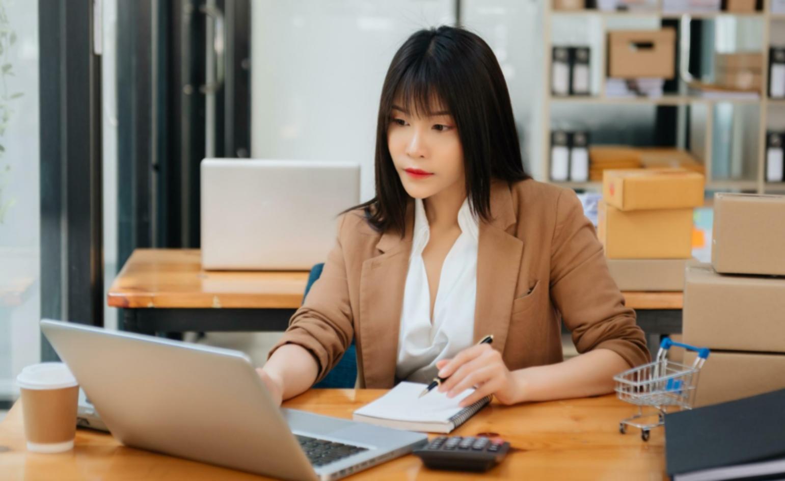 Participant concentré pendant une session interactive